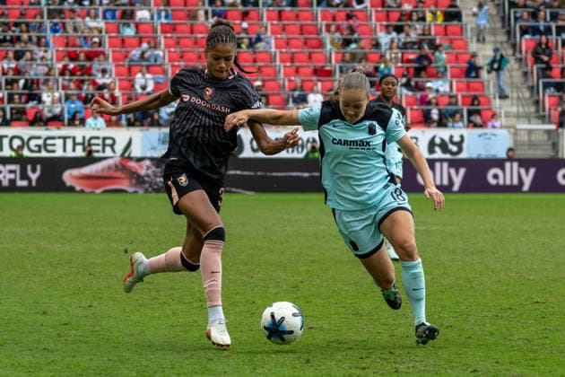 Gotham FC Vs Angel City FC in an NWSL regular-season at Sports Illustrated Stadium in Harrison , United States - 4 OCT 2026. Sveindis Jonsdottir of the Angel City FC and Guro Reiten of Gotham FC seen in action during a NWSL regular season match between Angel City FC and Gotham FC at Sports Illustrated Stadium. Final Score; Gotham FC 1 : 1 Angel City FC. Harrison United States Copyright: xRonaldxSmitsx xSOPAxImagesx GothamAngel-23