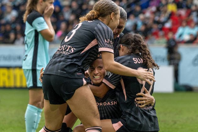 Gotham FC Vs Angel City FC in an NWSL regular-season at Sports Illustrated Stadium in Harrison , United States - 4 OCT 2026. Emily Sams of Angel City FC and her teammates seen celebrating a goal during a NWSL regular season match between Angel City FC and Gotham FC at Sports Illustrated Stadium. Final Score; Gotham FC 1 : 1 Angel City FC. Harrison United States Copyright: xRonaldxSmitsx xSOPAxImagesx GothamAngel-31