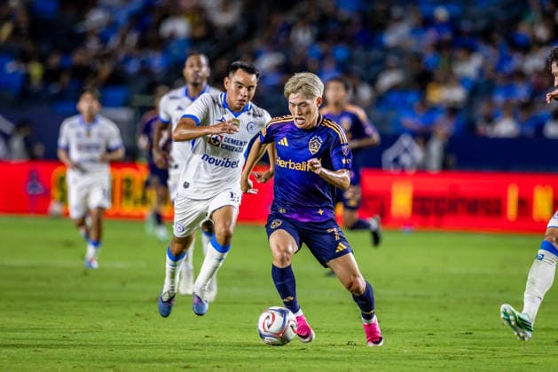 Los Angeles Galaxy v Cruz Azul Frindly Match KyÅgo Furuhashi 7 of Los Angeles Galaxy runs with the ball during the friendly football match between Los Angeles Galaxy and Cruz Azul at Dignity Health Park. on October 4, 2026 in Carson, California. (Photo by Arturo Cordero Eyepix Group) Copyright: xArturoxCordero xEyepixxGroupx AC_04102026_198228