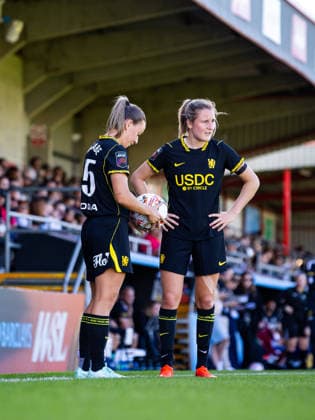 October 4, 2026, London, England, United Kingdom: LONDON, ENGLAND - OCTOBER 4: Katie McCabe of Chelsea sets up a free kick with Wieke Kaptein of Chelsea during the Barclays WomenoÃ¢Ã¢ s Super League match between West Ham United Women and Chelsea Women at Chigwell Construction Stadium on October 4, 2026 in London, England London United Kingdom  - ZUMAf190 20261004_zip_f190_027 Copyright: xNinaxFarooqix Barclays WomenÃ¢â‚¬â ¢S Super League Match Between West Ham United Women And Chelsea Women  - ZUMA0868 0868554863st Copyright: xIMAGO NinaxFarooqix