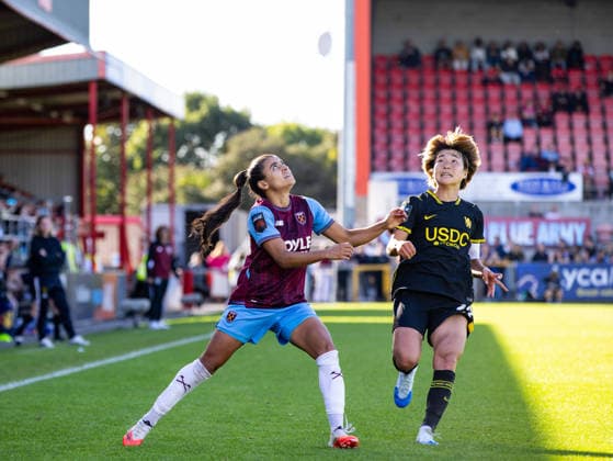 October 4, 2026, London, England, United Kingdom: LONDON, ENGLAND - OCTOBER 4: Ines Belloumou of West Ham United competes for the ball Maika Hamano of Chelsea during the Barclays WomenoÃ¢Ã¢ s Super League match between West Ham United Women and Chelsea Women at Chigwell Construction Stadium on October 4, 2026 in London, England London United Kingdom  - ZUMAf190 20261004_zip_f190_030 Copyright: xNinaxFarooqix Barclays WomenÃ¢â‚¬â ¢S Super League Match Between West Ham United Women And Chelsea Women  - ZUMA0868 0868555000st Copyright: xIMAGO NinaxFarooqix