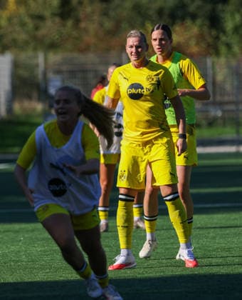Alexandra Popp (BVB) vor Lara Schmidt (BVB), DJK Südwest Köln vs Borussia Dortmund, Frauen Regionalliga West, 7. Spieltag, Köln, 04.10.2026.