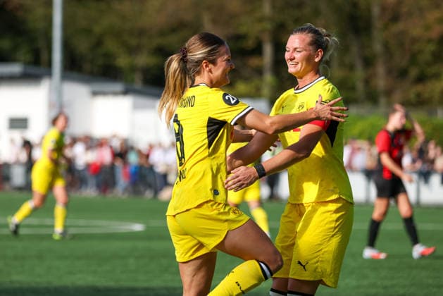 Torjubel Noreen Günnewig (BVB) mit Alexandra Popp (BVB), DJK Südwest Köln vs Borussia Dortmund, Frauen Regionalliga West, 7. Spieltag, Köln, 04.10.2026.