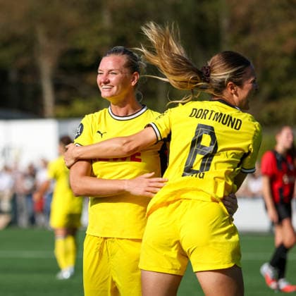 Torjubel Noreen Günnewig (BVB) mit Alexandra Popp (BVB), DJK Südwest Köln vs Borussia Dortmund, Frauen Regionalliga West, 7. Spieltag, Köln, 04.10.2026.