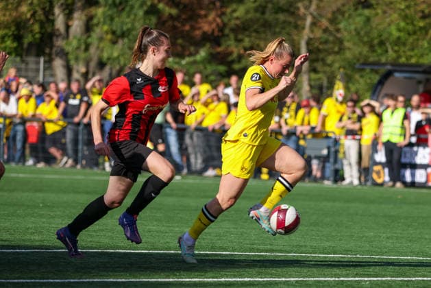 Ramona Maier (BVB) am Ball gegen Katharina Noelle Blume (Köln), DJK Südwest Köln vs Borussia Dortmund, Frauen Regionalliga West, 7. Spieltag, Köln, 04.10.2026.