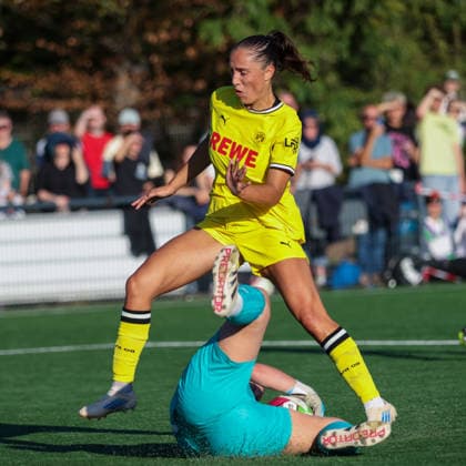 Jenske Steenwijk (BVB) gegen Torhüterin Felicitas Müller (Köln), DJK Südwest Köln vs Borussia Dortmund, Frauen Regionalliga West, 7. Spieltag, Köln, 04.10.2026.