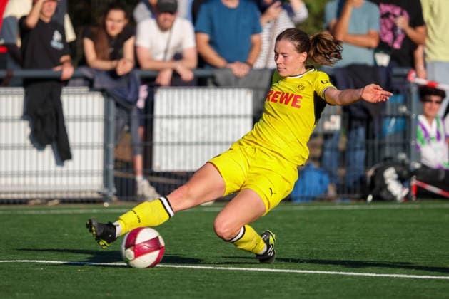 Lena Ostermeier (BVB) flankt den Ball, DJK Südwest Köln vs Borussia Dortmund, Frauen Regionalliga West, 7. Spieltag, Köln, 04.10.2026.