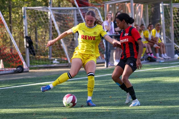 Annika Enderle (BVB) am Ball gegen Clara-Theres Stenmans (Köln), DJK Südwest Köln vs Borussia Dortmund, Frauen Regionalliga West, 7. Spieltag, Köln, 04.10.2026.