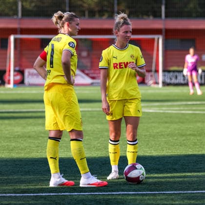 Alexandra Popp (BVB) mit Rita Schumacher (BVB) beim Freistoss, DJK Südwest Köln vs Borussia Dortmund, Frauen Regionalliga West, 7. Spieltag, Köln, 04.10.2026.