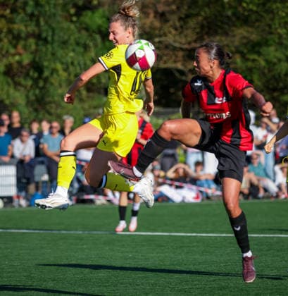 Rita Schumacher (BVB) gegen Amelie Wortberg (Köln), DJK Südwest Köln vs Borussia Dortmund, Frauen Regionalliga West, 7. Spieltag, Köln, 04.10.2026.
