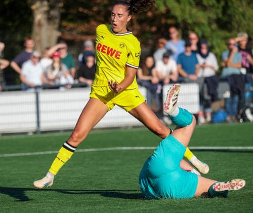 Jenske Steenwijk (BVB) gegen Torhüterin Felicitas Müller (Köln), DJK Südwest Köln vs Borussia Dortmund, Frauen Regionalliga West, 7. Spieltag, Köln, 04.10.2026.
