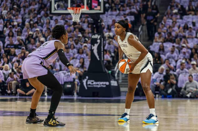 OCT 04 2026 San Francisco, CA U.S.A. Las Vegas Aces guard Jackie Young (0)sets the play during the WNBA, Basketball Damen, USA semifinals playoff game 1 western conference between the Las Vegas Aces and the Golden State Valkyries at the Chase Centers. CSM San Francisco USA - ZUMAc04_ 20261004_zma_c04_349 Copyright: xThurmanxJamesx