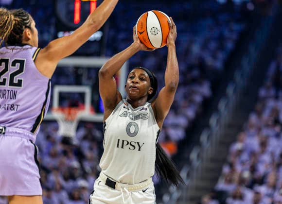 OCT 04 2026 San Francisco, CA U.S.A. Las Vegas Aces guard Jackie Young (0)looks to pass the ball during the WNBA, Basketball Damen, USA semifinals playoff game 1 western conference between the Las Vegas Aces and the Golden State Valkyries at the Chase Centers. CSM San Francisco USA - ZUMAc04_ 20261004_zma_c04_351 Copyright: xThurmanxJamesx
