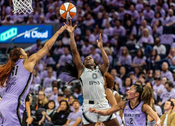 OCT 04 2026 San Francisco, CA U.S.A. Las Vegas Aces guard Jackie Young (0)drives to the basket during the WNBA, Basketball Damen, USA semifinals playoff game 1 western conference between the Las Vegas Aces and the Golden State Valkyries at the Chase Centers. CSM San Francisco USA - ZUMAc04_ 20261004_zma_c04_354 Copyright: xThurmanxJamesx