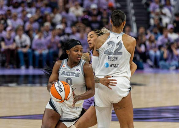 WNBA, Basketball Damen, USA Semi Finals Game 1 2026: Las Vegas Vs Golden State OCT 4 OCT 04 2026 San Francisco, CA U.S.A. Las Vegas Aces guard Jackie Young (0)goes to the basket while Aces center A ja Wilson (22)screen out Golden State Valkyries forward Gabby Williams (1) during the WNBA semifinals playoff game 1 western conference between the Las Vegas Aces and the Golden State Valkyries at the Chase Centers. Thurman James CSM (Credit Image: Â Thurman James Cal Media) San Francisco Ca USA EDITORIAL USE ONLY Copyright: xx ZUMA-20261004_zma_c04_355.jpg ThurmanxJamesx csmphotothree531716