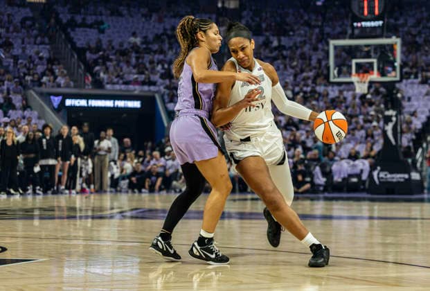OCT 04 2026 San Francisco, CA U.S.A. Las Vegas Aces center A ja Wilson (22)drives to the basket against Golden State Valkyries guard Veronica Burton (22) during the WNBA, Basketball Damen, USA semifinals playoff game 1 western conference between the Las Vegas Aces and the Golden State Valkyries at the Chase Centers. CSM San Francisco USA - ZUMAc04_ 20261004_zma_c04_361 Copyright: xThurmanxJamesx