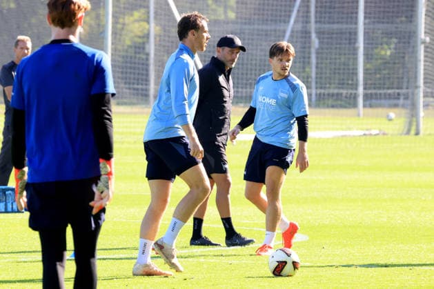 05.10.2026, DEU GER, Fussball , 2.Fussballbundesliga, Saison 2026 2027, Sportforum, Hertha BSC, Training Cheftrainer Stefan Leitl ( Hertha BSC Berlin ), Pascal Klemens ( Hertha BSC Berlin 41 ), Mads Pedersen ( Hertha BSC Berlin 22 ) 2. Liga: DFB DFL regulations prohibit any use of photographs as image sequences and or quasi-video) nordphoto GmbH Engler Berlin Sportforum Berlin Deutschland Copyright: xNordphotox xEnglerx