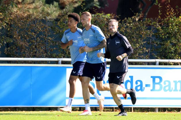 05.10.2026, DEU GER, Fussball , 2.Fussballbundesliga, Saison 2026 2027, Sportforum, Hertha BSC, Training Oluwaseum Adewumi ( Hertha BSC Berlin 19 ), Gustaf Nilsson ( Hertha BSC Berlin 9 ), Fitnesstrainer Hendrik Vieth ( Hertha BSC ) 2. Liga: DFB DFL regulations prohibit any use of photographs as image sequences and or quasi-video) nordphoto GmbH Engler Berlin Sportforum Berlin Deutschland Copyright: xNordphotox xEnglerx