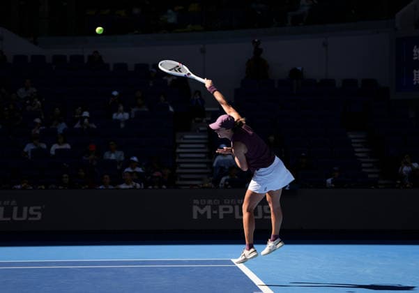 (261005) -- BEIJING, Oct. 5, 2026 -- Iga Swiatek of Poland serves during the women s singles round of 32 match against Donna Vekic of Croatia at 2026 China Open tennis tournament in Beijing, China, Oct. 5, 2026. ) (SP)CHINA-BEIJING-TENNIS-CHINA OPEN-WOMEN S SINGLES(CN) SunxFei 