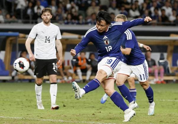 Football: Kirin Cup Japan s Ayase Ueda (front) scores in the first half of the Kirin Cup football final against New Zealand at MUFG Stadium in Tokyo on Oct. 5, 2026.  A14AA0005630187P
