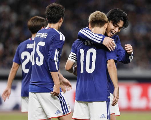 Football: Kirin Cup Japan s Ritsu Doan (10) is hugged by Ayase Ueda after scoring in the second half of the Kirin Cup football final against New Zealand at MUFG Stadium in Tokyo on Oct. 5, 2026.  A14AA0005630197P