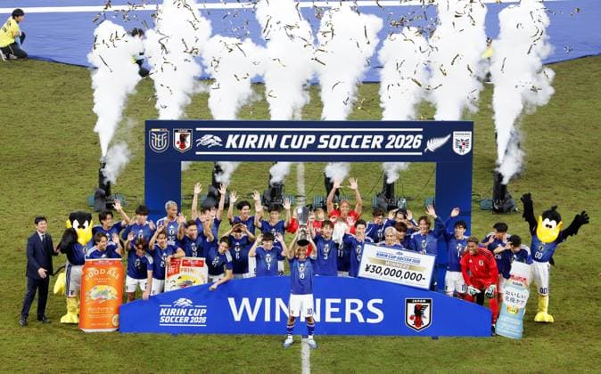 Football: Kirin Cup Japan players celebrate after winning the Kirin Cup football title with a 2-1 victory over New Zealand in the cup final at MUFG Stadium in Tokyo on Oct. 5, 2026.  A14AA0005630199P