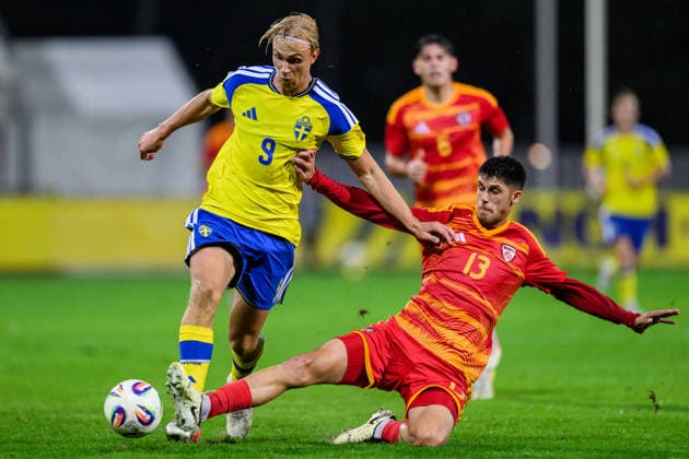 261005 Leo Östman of Sweden and Mario Richkov of North Macedonia during the UEFA Under 21 Championship Qualifier football match between Sweden and North Macedonia on October 5, 2026 in Falkenberg. Photo: Carl Sandin BILDBYRAN kod CS CS0988 fotboll football soccer fotball U21, U 21 em em uefa under 21 championship European Championship, EM, Europameisterschaft sverige sweden north macedonia bbeng Copyright: CARLxSANDIN BB261005CS035