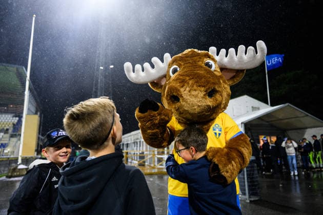 261005 Nick, mascot of Sweden, during the UEFA Under 21 Championship Qualifier football match between Sweden and North Macedonia on October 5, 2026 in Falkenberg. Photo: Carl Sandin BILDBYRAN kod CS CS0988 fotboll football soccer fotball U21, U 21 em em uefa under 21 championship European Championship, EM, Europameisterschaft sverige sweden north macedonia bbeng barn publik Copyright: CARLxSANDIN BB261005CS039