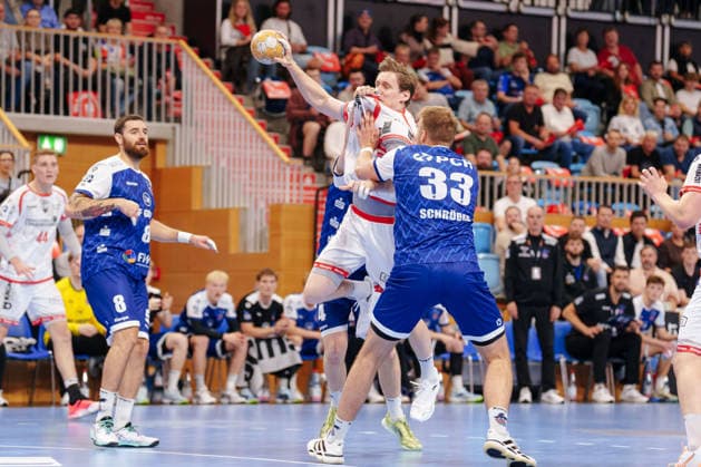2. Handball-Bundesliga - 6. Spieltag: 1. VfL Potsdam - TuS Ferndorf Daniel Hideg (TuS Ferndorf, 18) wird von Tim Niclas Schröder (1. VfL Potsdam, 33) gehalten am 05.10.2026 in der MBS Arena, Potsdam (Brandenburg) Potsdam MBS Arena Brandenburg Deutschland