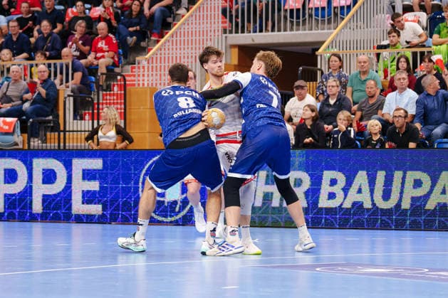 2. Handball-Bundesliga - 6. Spieltag: 1. VfL Potsdam - TuS Ferndorf Julius Fanger (TuS Ferndorf, 8) wird gehalten von Davide Bulzamini (1. VfL Potsdam, 8) und Nicolas Paulnsteiner (1. VfL Potsdam, 7) am 05.10.2026 in der MBS Arena, Potsdam (Brandenburg) Potsdam MBS Arena Brandenburg Deutschland