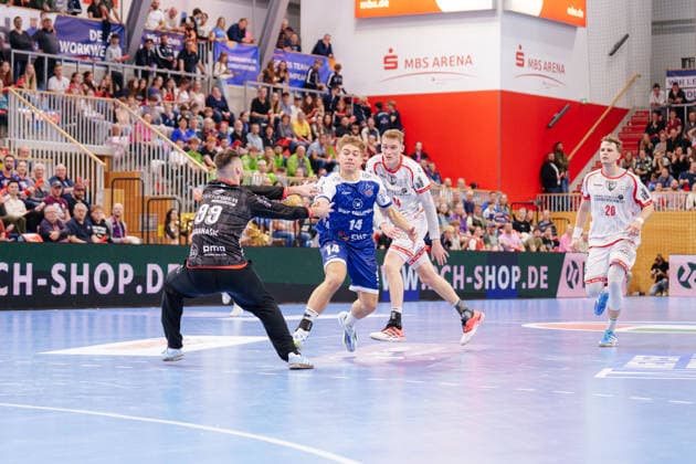 2. Handball-Bundesliga - 6. Spieltag: 1. VfL Potsdam - TuS Ferndorf Filip Baranasic (TuS Ferndorf, 99) fängt den Ball ab vor Max Günther (1. VfL Potsdam, 14) am 05.10.2026 in der MBS Arena, Potsdam (Brandenburg) Potsdam MBS Arena Brandenburg Deutschland