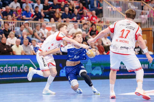 2. Handball-Bundesliga - 6. Spieltag: 1. VfL Potsdam - TuS Ferndorf Florian Budde (1. VfL Potsdam, 2) wird gehalten am 05.10.2026 in der MBS Arena, Potsdam (Brandenburg) Potsdam MBS Arena Brandenburg Deutschland