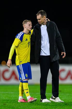 261005 Sixten Gustafsson and head coach Daniel Bäckström of Sweden after the UEFA Under 21 Championship Qualifier football match between Sweden and North Macedonia on October 5, 2026 in Falkenberg. Photo: Carl Sandin BILDBYRAN kod CS CS0988 fotboll football soccer fotball U21, U 21 em em uefa under 21 championship European Championship, EM, Europameisterschaft sverige sweden north macedonia bbeng Copyright: CARLxSANDIN BB261005CS054