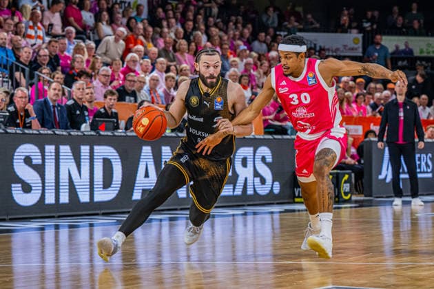 1. Basketball Bundesliga, easyCredit BBL, Saison 2026 2027, Herren, Hauptrunde, 4. Spieltag, 05.10.2026, RASTA Vechta - Basketball Löwen Braunschweig Devin Askew ( 5 - Basketball Löwen Braunschweig) in Aktion Vechta RASTA Dome Niedersachsen Deutschland