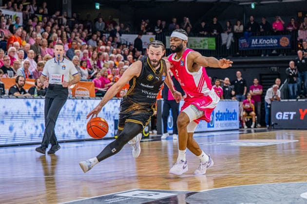 1. Basketball Bundesliga, easyCredit BBL, Saison 2026 2027, Herren, Hauptrunde, 4. Spieltag, 05.10.2026, RASTA Vechta - Basketball Löwen Braunschweig Devin Askew ( 5 - Basketball Löwen Braunschweig) in Aktion Vechta RASTA Dome Niedersachsen Deutschland
