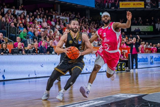 1. Basketball Bundesliga, easyCredit BBL, Saison 2026 2027, Herren, Hauptrunde, 4. Spieltag, 05.10.2026, RASTA Vechta - Basketball Löwen Braunschweig Devin Askew ( 5 - Basketball Löwen Braunschweig) in Aktion Vechta RASTA Dome Niedersachsen Deutschland