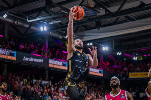 1. Basketball Bundesliga, easyCredit BBL, Saison 2026 2027, Herren, Hauptrunde, 4. Spieltag, 05.10.2026, RASTA Vechta - Basketball Löwen Braunschweig Devin Askew ( 5 - Basketball Löwen Braunschweig) beim Korbleger Vechta RASTA Dome Niedersachsen Deutschland