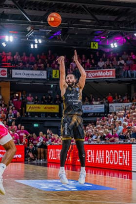 1. Basketball Bundesliga, easyCredit BBL, Saison 2026 2027, Herren, Hauptrunde, 4. Spieltag, 05.10.2026, RASTA Vechta - Basketball Löwen Braunschweig Devin Askew ( 5 - Basketball Löwen Braunschweig) beim Jumpshot Vechta RASTA Dome Niedersachsen Deutschland