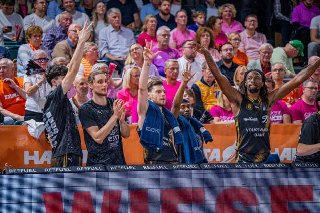 1. Basketball Bundesliga, easyCredit BBL, Saison 2026 2027, Herren, Hauptrunde, 4. Spieltag, 05.10.2026, RASTA Vechta - Basketball Löwen Braunschweig Das Team der Basketball Löwen Braunschweig zeigt Emotionen während der Partie Vechta RASTA Dome Niedersachsen Deutschland