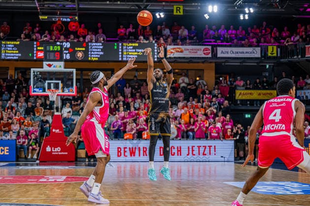 1. Basketball Bundesliga, easyCredit BBL, Saison 2026 2027, Herren, Hauptrunde, 4. Spieltag, 05.10.2026, RASTA Vechta - Basketball Löwen Braunschweig De Jour Reaves ( 3 - Basketball Löwen Braunschweig) beim Jumpshot Vechta RASTA Dome Niedersachsen Deutschland