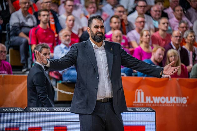 1. Basketball Bundesliga, easyCredit BBL, Saison 2026 2027, Herren, Hauptrunde, 4. Spieltag, 05.10.2026, RASTA Vechta - Basketball Löwen Braunschweig Ramon Diaz Sanchez (Head-Coach - Basketball Löwen Braunschweig) während der Partie Vechta RASTA Dome Niedersachsen Deutschland