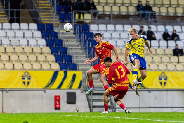 261005 Berat Kalkan of North Macedonia and Leo Östman of Sweden during the UEFA Under 21 Championship Qualifier football match between Sweden and North Macedonia on October 5, 2026 in Falkenberg. Photo: Krister Andersson BILDBYRAN COP 147 CS0988 fotboll football soccer fotball U21, U 21 em em uefa under 21 championship European Championship, EM, Europameisterschaft sverige sweden north macedonia bbeng Copyright: KRISTERxANDERSSON BB261005KA008