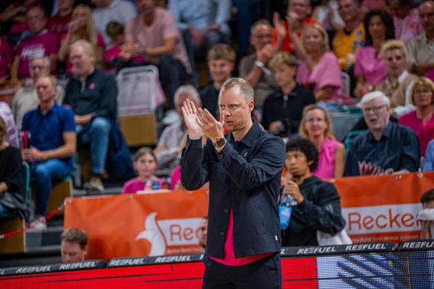 1. Basketball Bundesliga, easyCredit BBL, Saison 2026 2027, Herren, Hauptrunde, 4. Spieltag, 05.10.2026, RASTA Vechta - Basketball Löwen Braunschweig Christian Held (Head-Coach - RASTA Vechta) während der Partie Vechta RASTA Dome Niedersachsen Deutschland