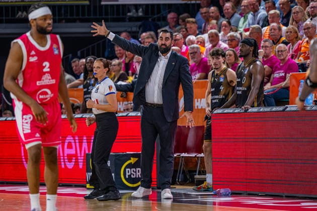 1. Basketball Bundesliga, easyCredit BBL, Saison 2026 2027, Herren, Hauptrunde, 4. Spieltag, 05.10.2026, RASTA Vechta - Basketball Löwen Braunschweig Ramon Diaz Sanchez (Head-Coach - Basketball Löwen Braunschweig) in Aktion Vechta RASTA Dome Niedersachsen Deutschland