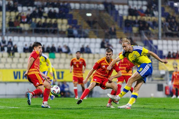 261005 Matej Angelov of North Macedonia and Leo Östman of Sweden during the UEFA Under 21 Championship Qualifier football match between Sweden and North Macedonia on October 5, 2026 in Falkenberg. Photo: Krister Andersson BILDBYRAN COP 147 CS0988 fotboll football soccer fotball U21, U 21 em em uefa under 21 championship European Championship, EM, Europameisterschaft sverige sweden north macedonia bbeng Copyright: KRISTERxANDERSSON BB261005KA015