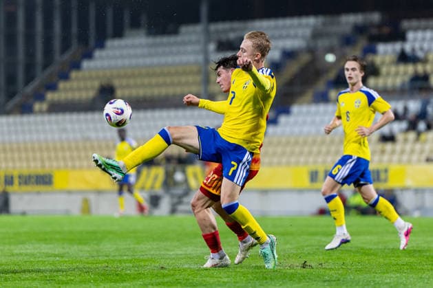 261005 Charlie Rosenqvist of Sweden and Dimitar Todorovski of North Macedonia during the UEFA Under 21 Championship Qualifier football match between Sweden and North Macedonia on October 5, 2026 in Falkenberg. Photo: Krister Andersson BILDBYRAN COP 147 CS0988 fotboll football soccer fotball U21, U 21 em em uefa under 21 championship European Championship, EM, Europameisterschaft sverige sweden north macedonia bbeng Copyright: KRISTERxANDERSSON BB261005KA016