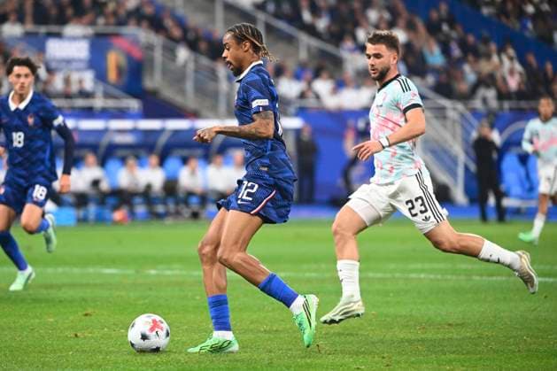 France v Belgium - UEFA Nations League 2026 PARIS, FRANCE - OCTOBER 05 : Barcola Bradley forward of France, Raskin Nicolas midfielder of Belgium during the UEFA Nations League tournament league phase matchday 4 group A1 match between France and Belgium on October 5, 2026 in Paris, France, 05 10 2026 Paris France  Copyright: xVincentxKalutx
