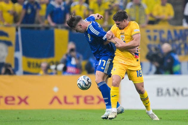 261005 Viktor Gyökeres of Sweden and Razvan Marin of Romania during the Nations League football match between Romania and Sweden on October 5, 2026 in Bucharest. Photo: Ludvig Thunman BILDBYRAN kod LT LT0828 fotboll football soccer fotball nations league uefa nations league rumänien romania sverige sweden sverige a bbeng Copyright: LUDVIGxTHUNMAN BB261005LT060