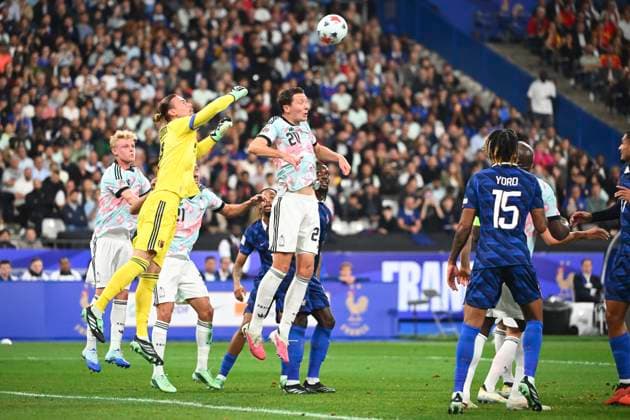 France v Belgium - UEFA Nations League 2026 PARIS, FRANCE - OCTOBER 05 : Vandevoordt Maarten goalkeeper of Belgium, Vanaken Hans midfielder of Belgium during the UEFA Nations League tournament league phase matchday 4 group A1 match between France and Belgium on October 5, 2026 in Paris, France, 05 10 2026 Paris France  Copyright: xVincentxKalutx