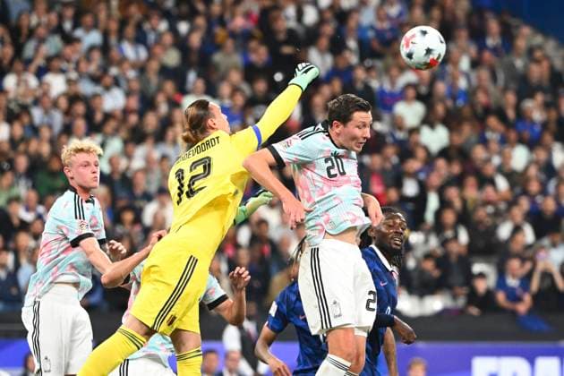 France v Belgium - UEFA Nations League 2026 PARIS, FRANCE - OCTOBER 05 : Vandevoordt Maarten goalkeeper of Belgium, Vanaken Hans midfielder of Belgium during the UEFA Nations League tournament league phase matchday 4 group A1 match between France and Belgium on October 5, 2026 in Paris, France, 05 10 2026 Paris France  Copyright: xVincentxKalutx
